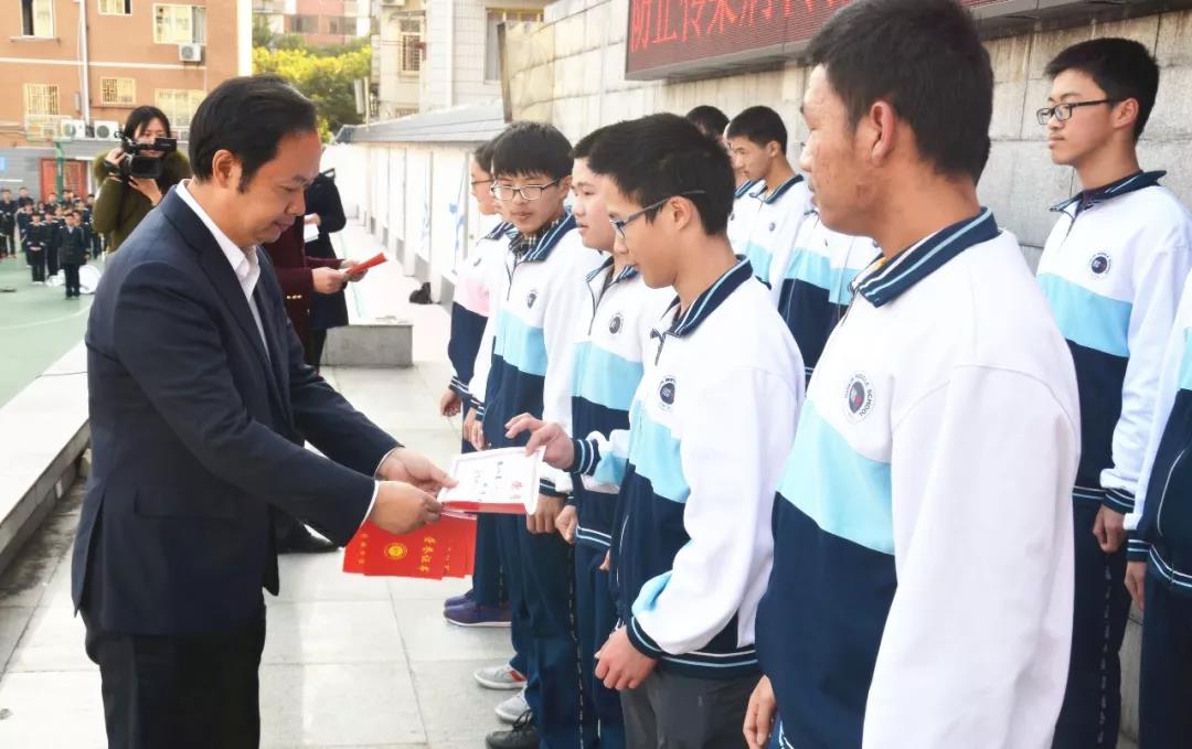 興進(jìn)集團(tuán)董事長(zhǎng)羅欣先生為優(yōu)秀學(xué)子頒發(fā)獎(jiǎng)學(xué)金